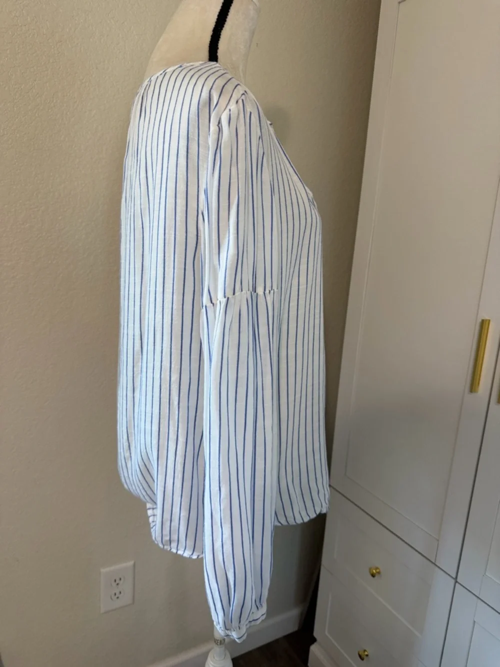 GAP Relaxed Split-Neck Shirred Blouse, Size Large - Picture 4 of 9